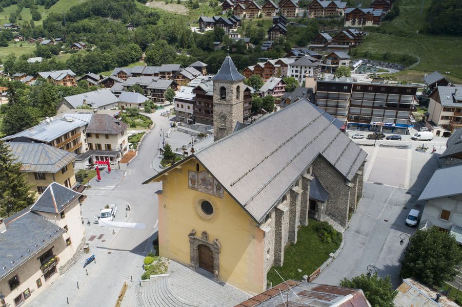 Secrets of gold and color: a tour of the Valloire church