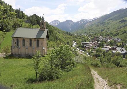 Stroll to Chapelle Saint Pierre, village path - Hiking itinerary