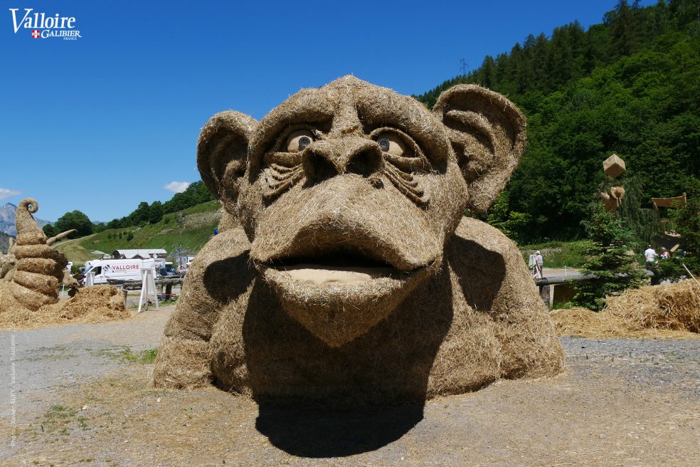 Guided-tour of the Straw and Hay Sculptures