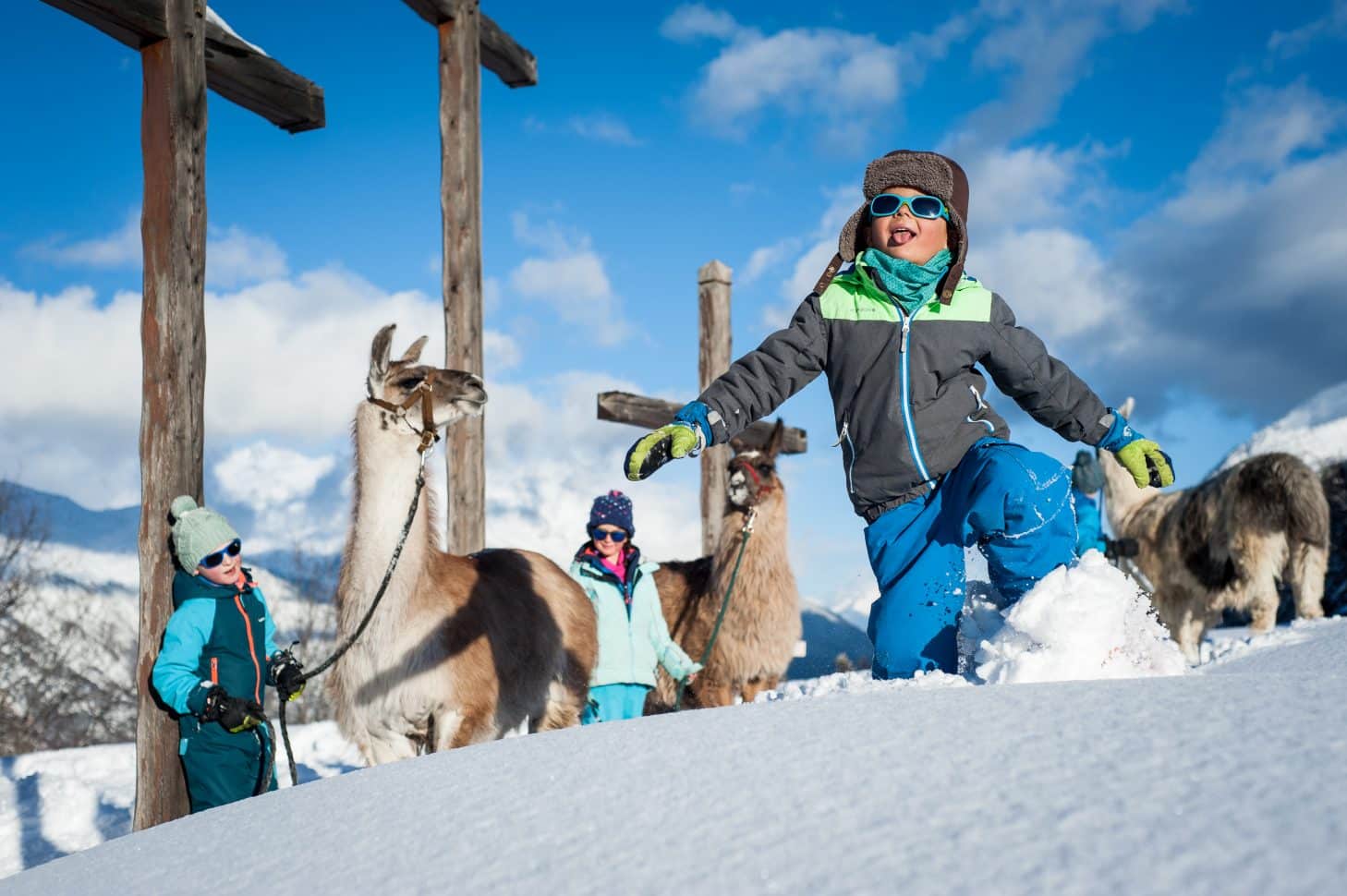 Balade raquettes avec les enfants en compagnie des lamas - Chapelle des Trois Croix à Valloire