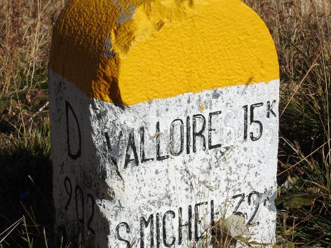 borne-route-grandes-alpes-valloire-galibier.jpg