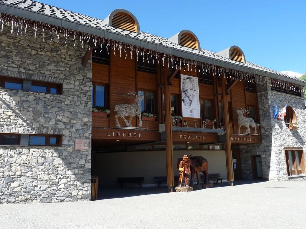 Mairie de valloire en été 