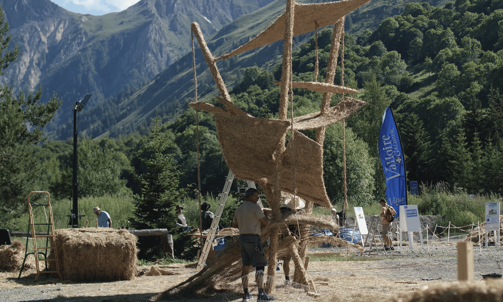 sculpture sur paille et foin en construction à valloire