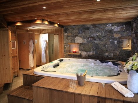 Sens-des-cimes-jacuzzi-gex-valloire.jpg