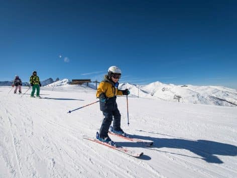 La montagne au printemps, enfant au ski