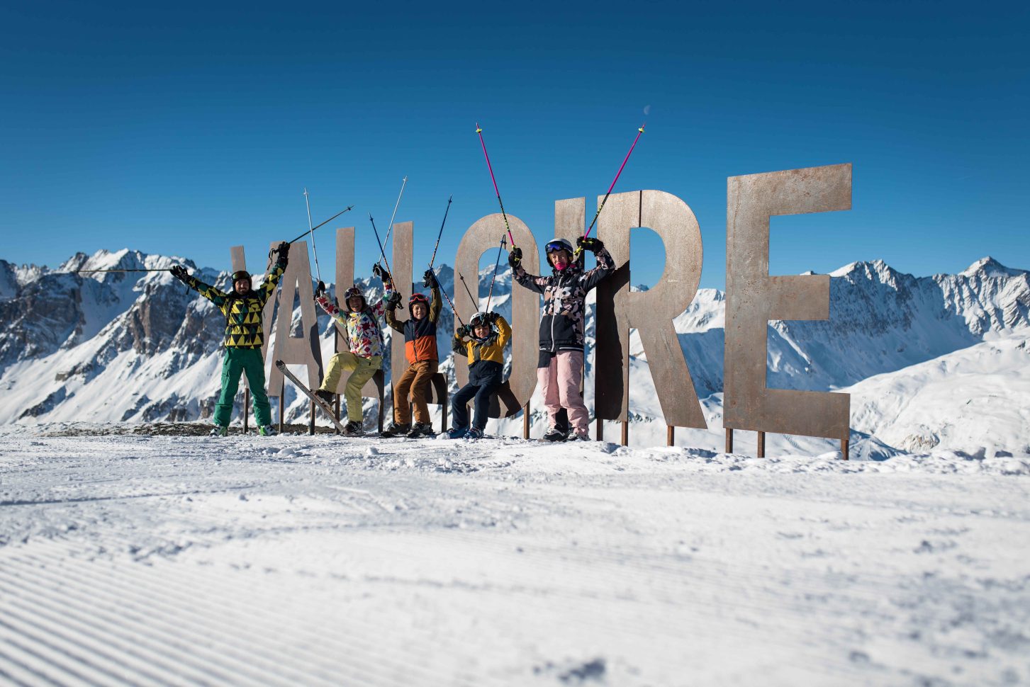La montagne au printemps, skieurs devant Valloire © Alaban Pernet