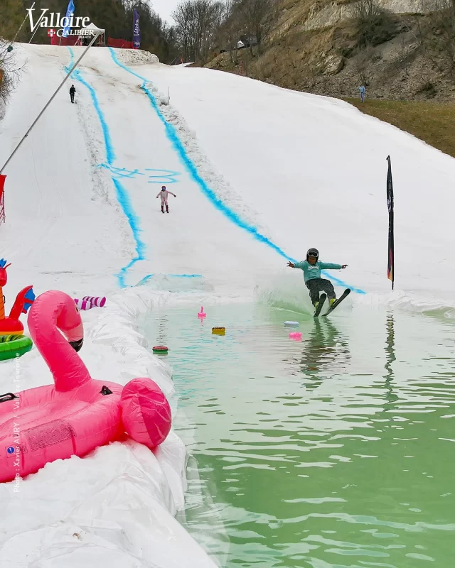 🏝️ Lu’Waterslide 🌊 rien de mieux pour fêter, en beauté, la fin de l’hiver et notre nouveau champion de France de slalom ⛷️✨Théo LOPEZ 👏 🥳
 
#Valloire #Galibier #pícoftheday #waterslide #luwaterslide #lumatchut #theolopez #skirace #slalom #printemps #spring #ski #skiing #snowboard #snowboarding #thegreatoutdoors #fresh #freshair #montagne #mountains #alpes #alps #savoie