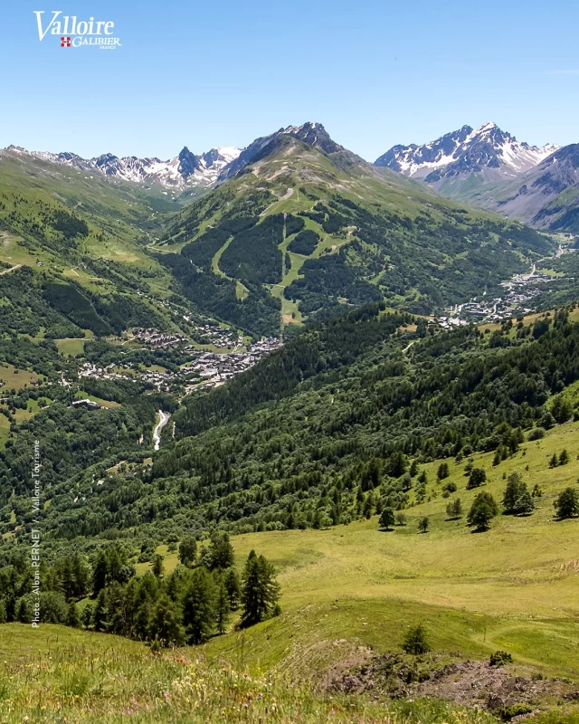 👀 Le Pain de Sucre ⛰️☀️ l’endroit idéal pour embrasser d’un regard tout Valloire et voir l’été arriver 🥰 #valloire #galibier #valloiregalibier #été #rando #vtt #mtb #vacances #montagne #alpes #savoie