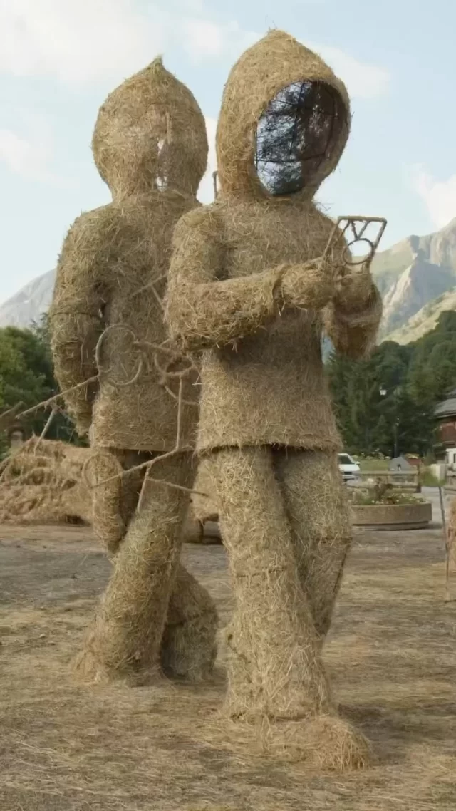 🤩 Impressionnantes sculptures de paille et de foin 🌾✨Bravo aux artistes venus du monde entier 👏🏻 pour vos œuvres étonnantes et géantes 👏🏻 #valloire #galibier #valloiregalibier #été #art #sculpture #paille #foin #vacances #montagne #alpes #savoie