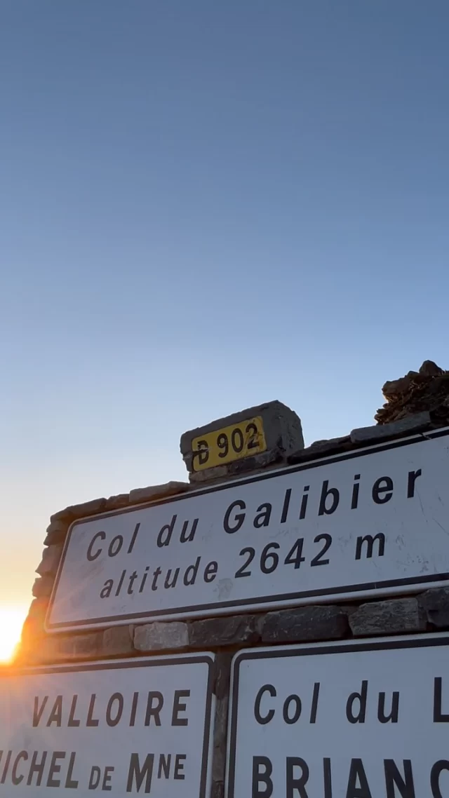Galibier 🤩 Ce bonheur d’arriver aux premiers rayons du soleil 🌄  #coldugalibier #valloire #galibier #valloiregalibier #cyclo #cycling #vacances #montagne #alpes #savoie