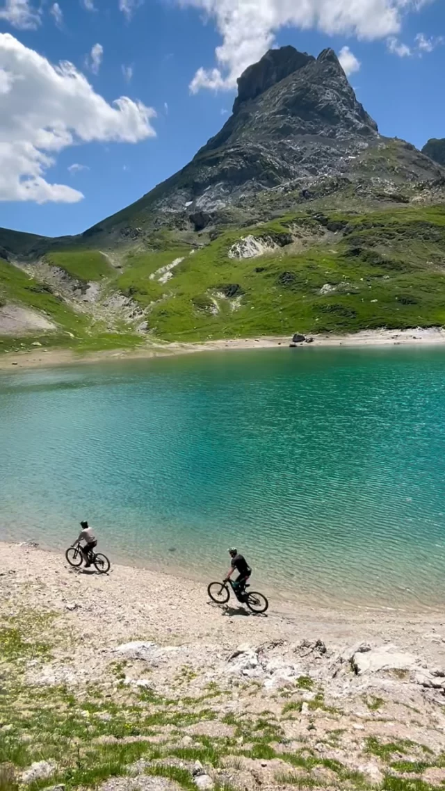 🔥 Vtt + lac = 💚  #valloire #galibier #valloiregalibier #lac #lake #vtt #mtb #cycling #vacances #montagne #alpes #savoie